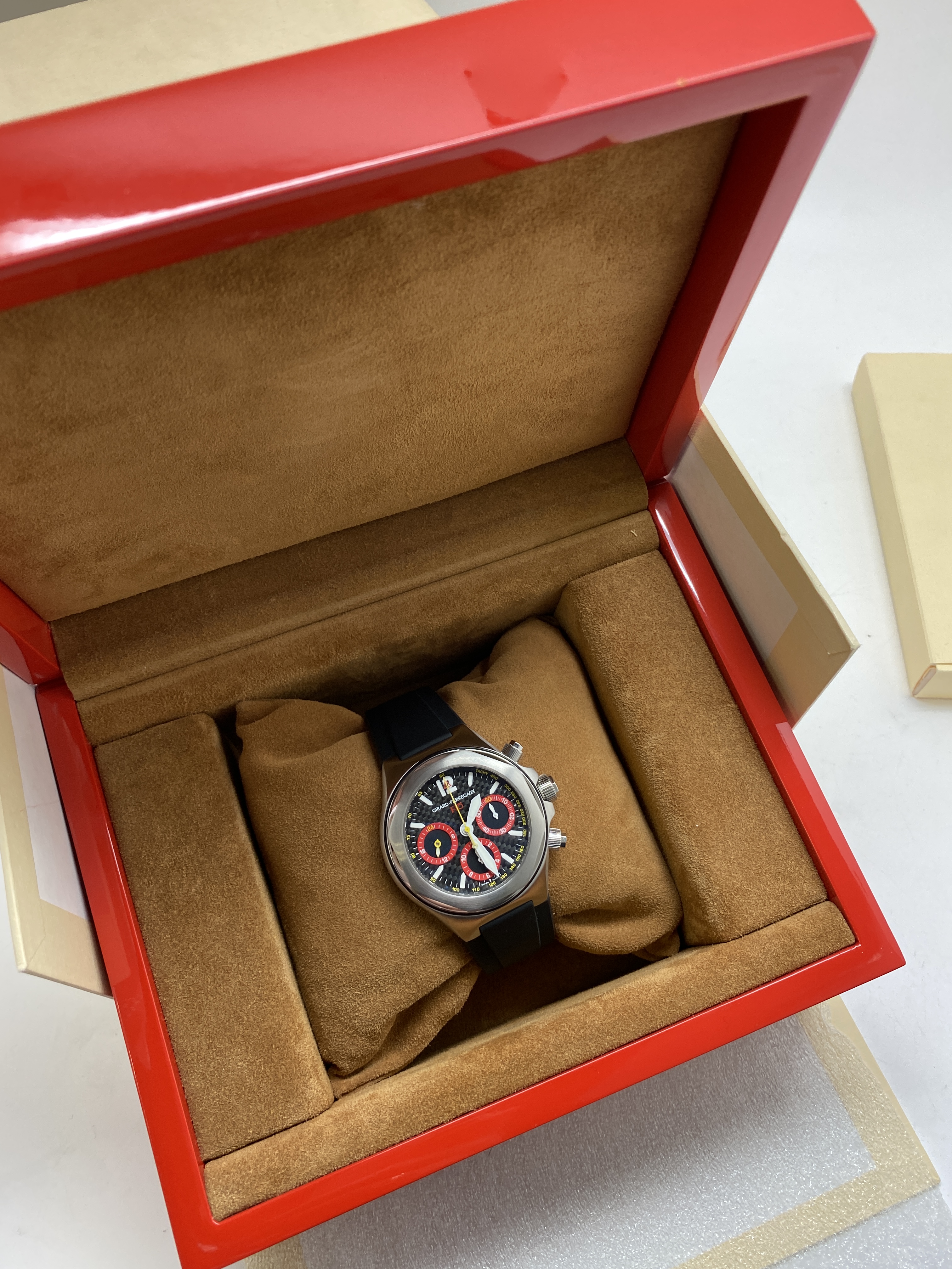 Часы Girard Perregaux Ferrari F40 Chrono 80190 (30873) купить в Москве, выгодная цена - ломбард на Кутузовском